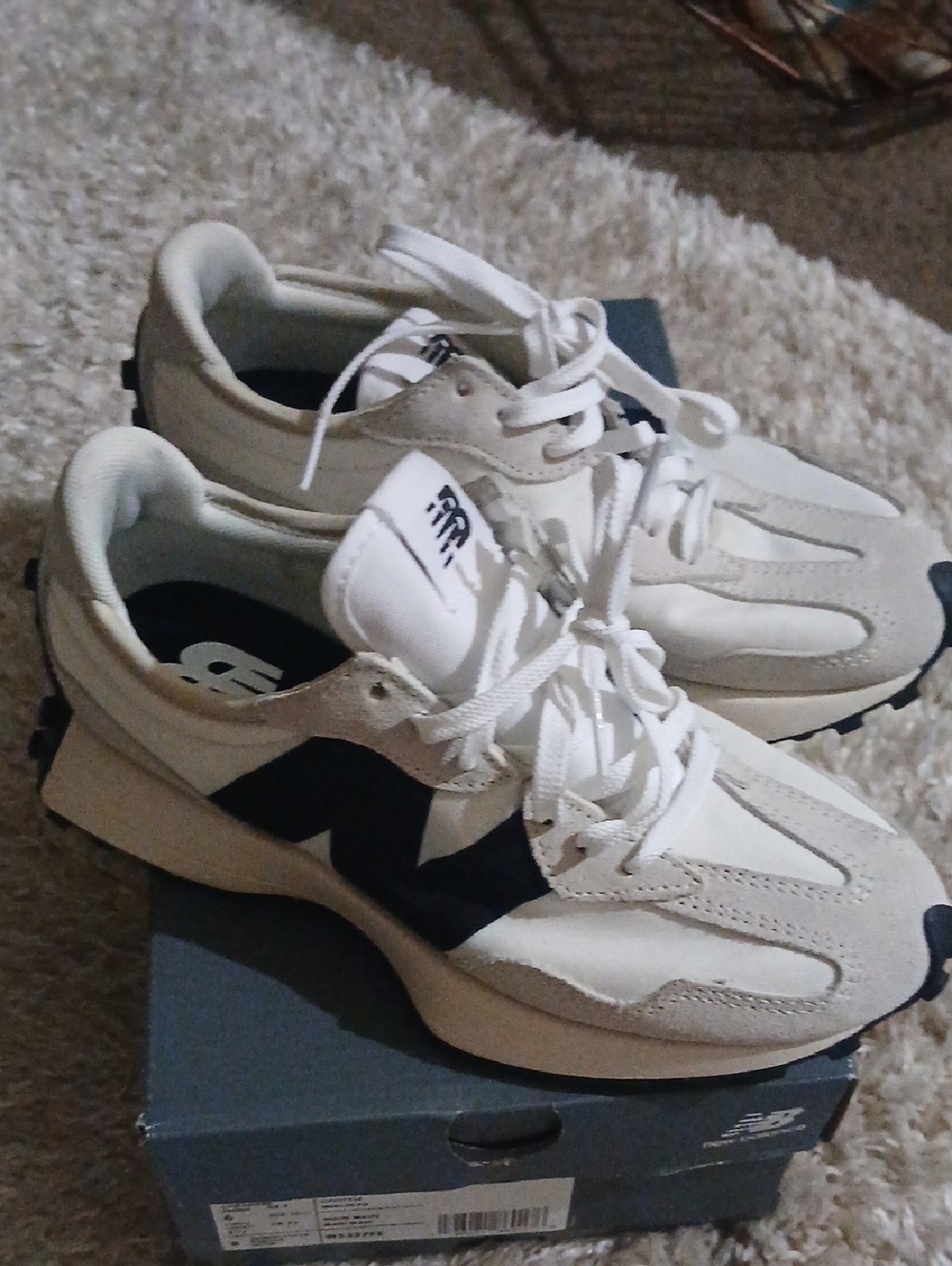NWOT NEW BALANCE 327 - Picture 3 of 7